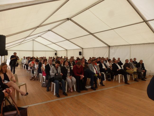 Nombreux publiques pour la conférence dans la tente avec plancher à prés de Rouen